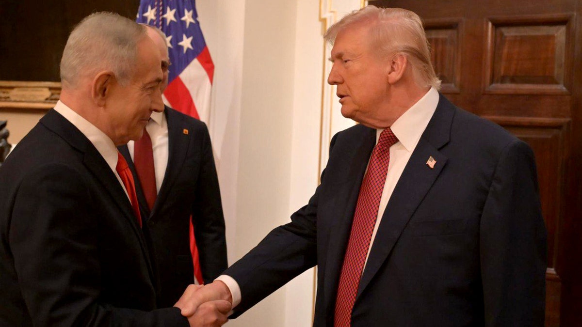 O primeiro-ministro israelense, Benjamin Netanyahu, cumprimenta o presidente dos EUA, Donald Trump