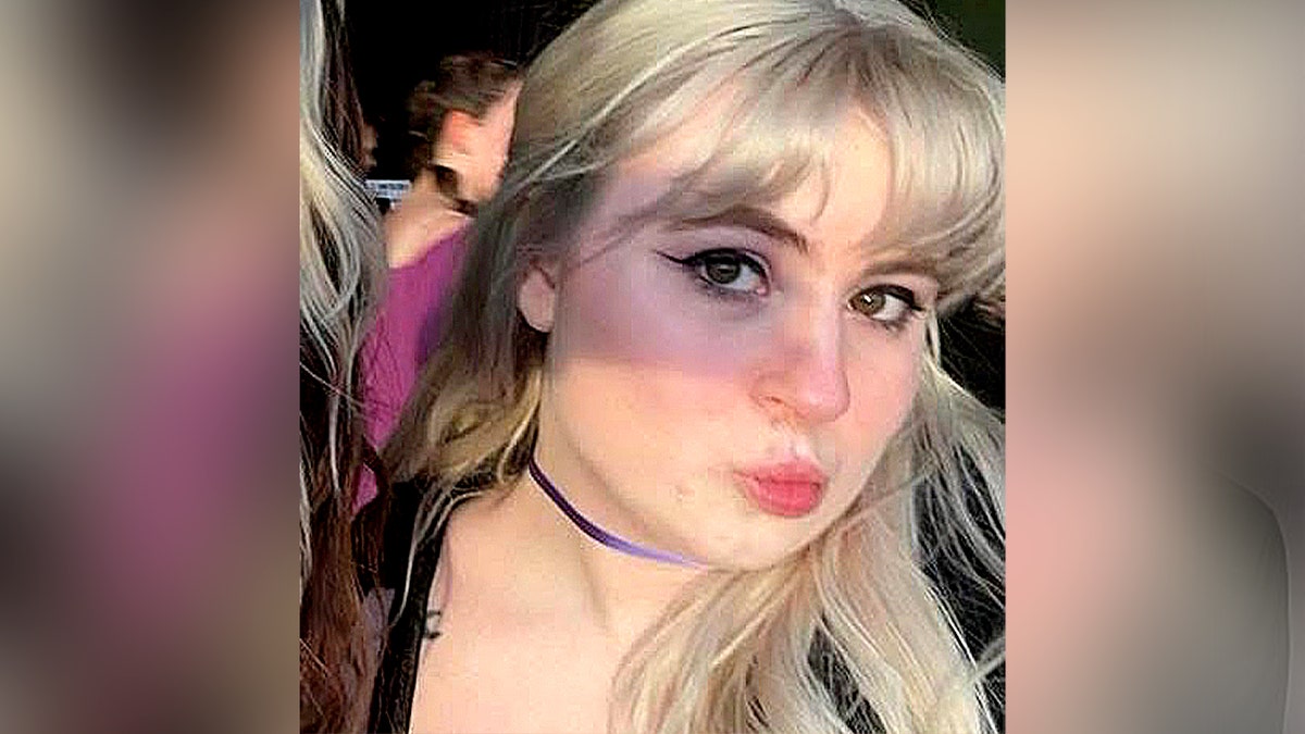 foto selfie de mulher loira