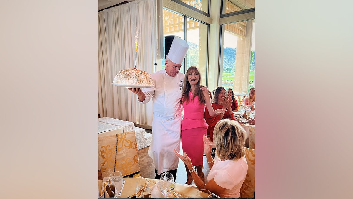 Jane Seymour posa con uno chef per il suo compleanno al The Vintage Club.