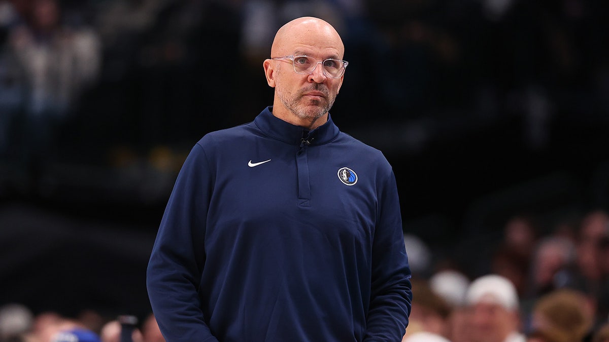 Jason Kidd wpatruje się w boisko