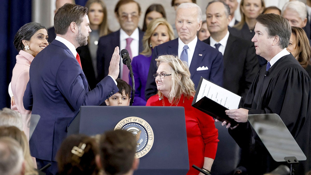 JD Vance com sua mãe Beverly Aikins na inauguração de 2024.