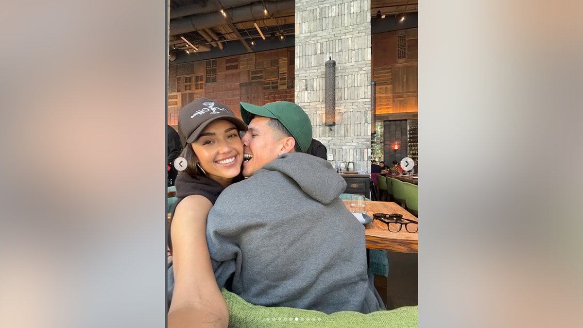 Jessica Alba e Danny Ramirez si coccolano mentre cenano fuori in un ristorante a Miami.