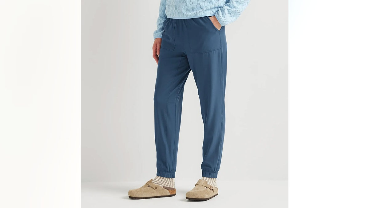 Stretchy, lightweight and warm, these leggings repel water.