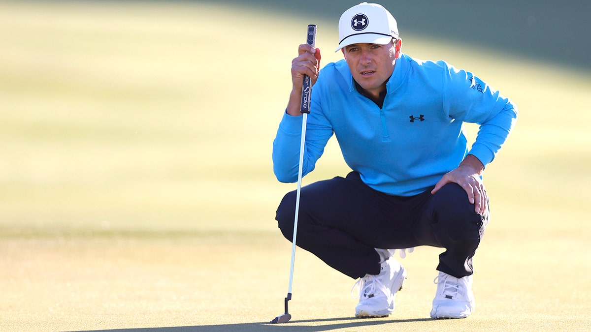 Jordan Spieth lining up putt