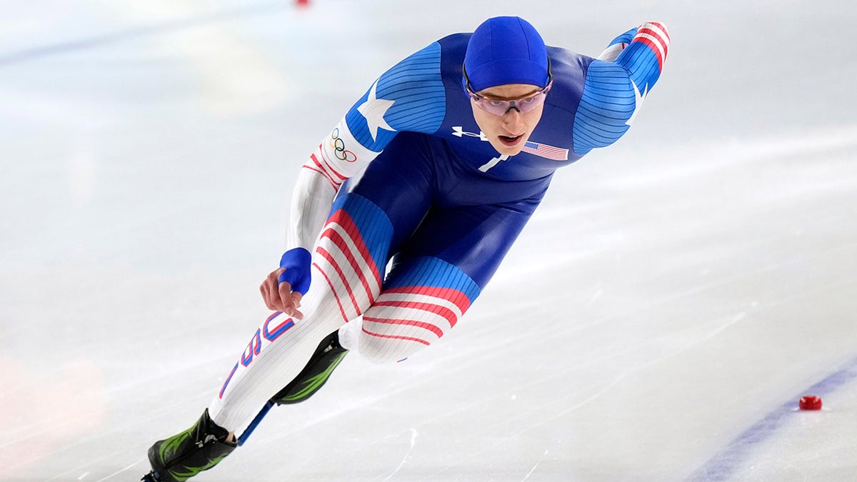 Jordan Stolz competes