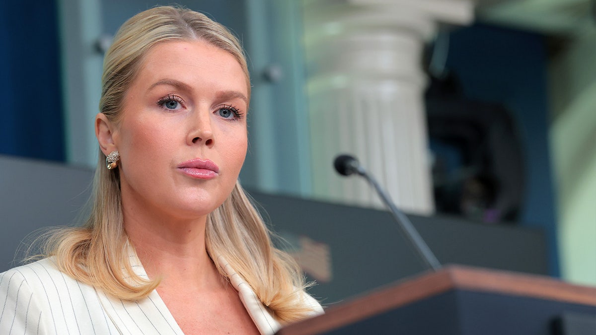 Caroline Levitt em coletiva de imprensa 