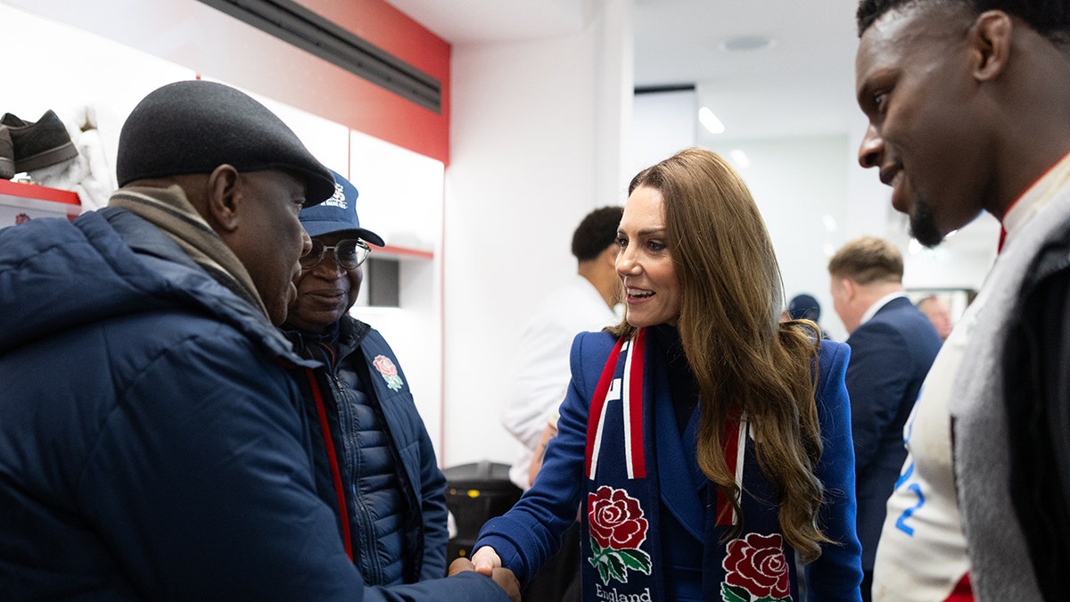 Kate Middleton stringe la mano a un giocatore di rugby