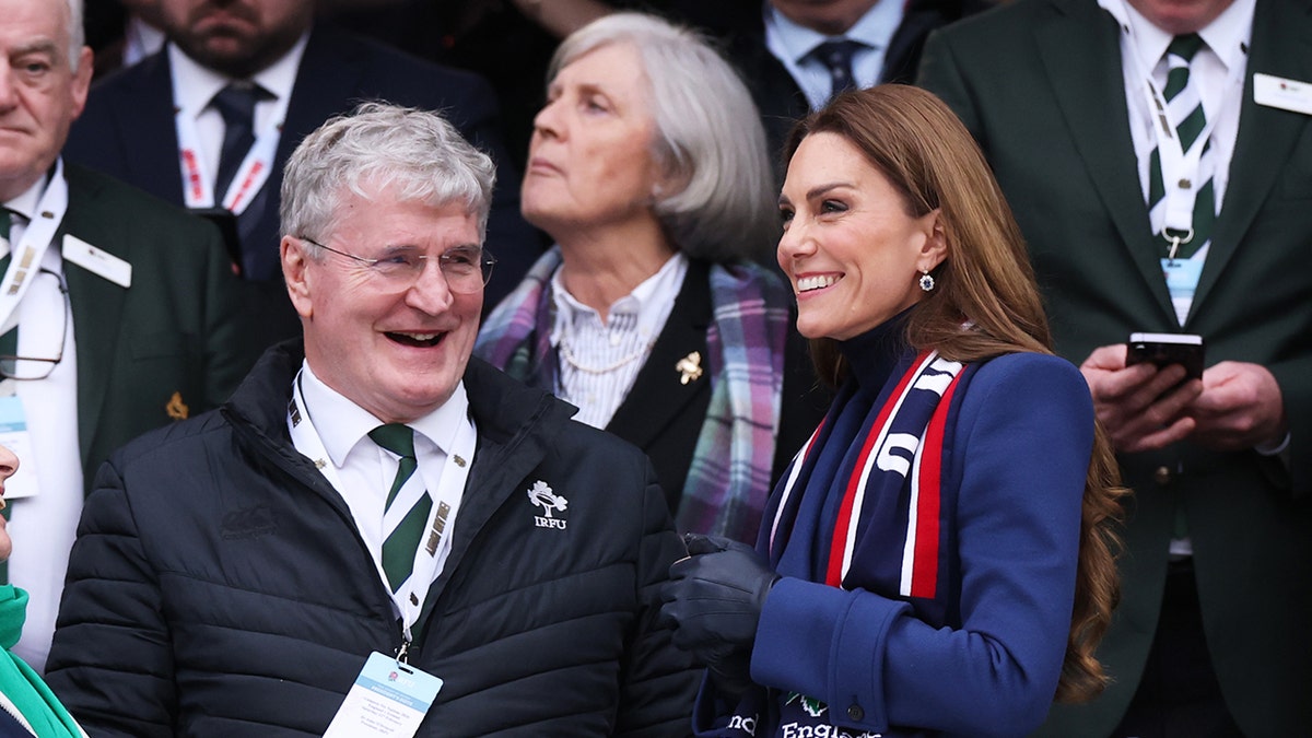 Kate Middleton ride con il presidente della Irish Rugby Union