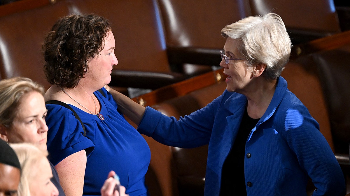 La rappresentante Katie Porter e la senatrice Elizabeth Warren nel 2023