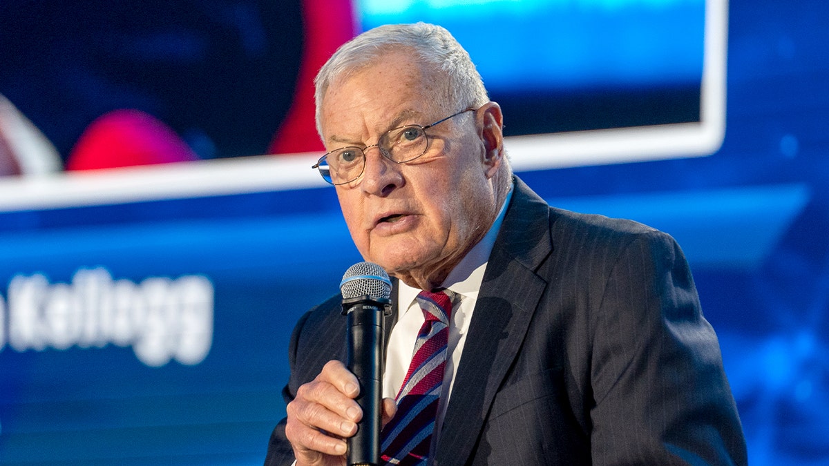 O tenente-general aposentado Keith Kellogg discursa aos participantes de uma conferência de segurança em Varsóvia.