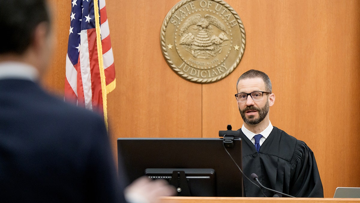 Richard Mrazik y Brad hablando entre ellos en la sala del tribunal.