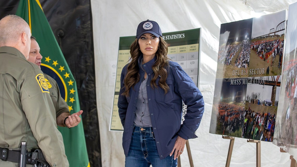 Kristi Noem stoi z urzędnikami CBP na zewnątrz w Eagle Pass w Teksasie