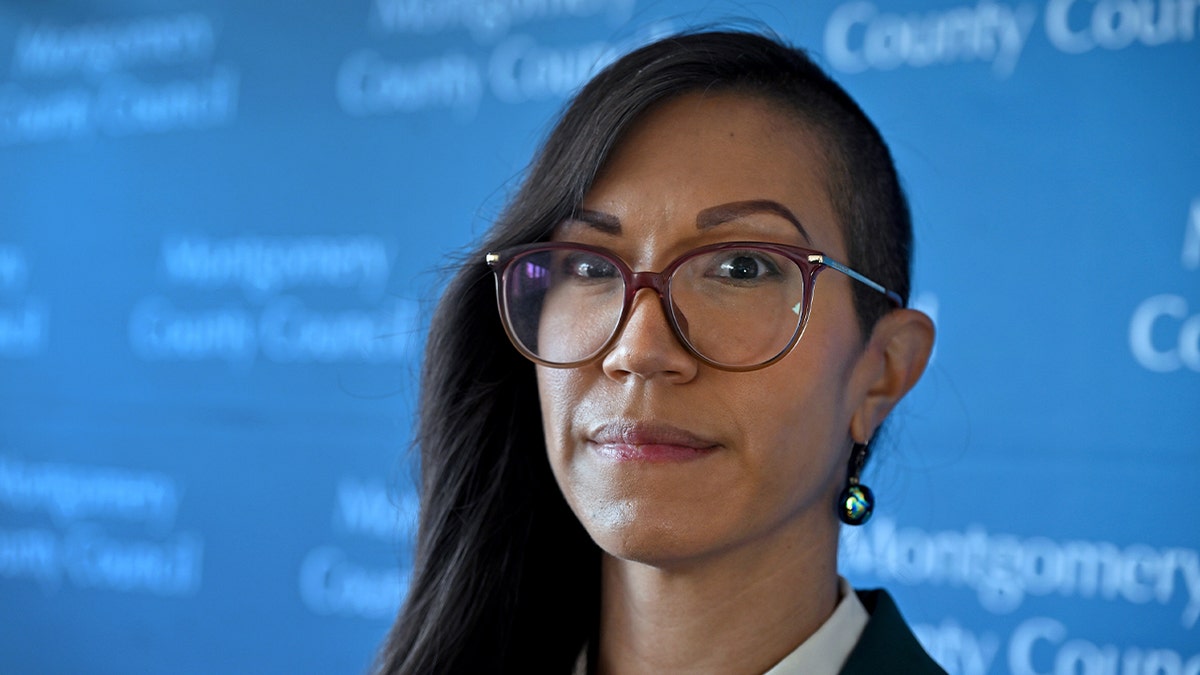 Kristin Mink w okularach i uśmiechnięta