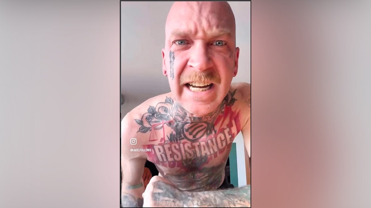 تم القبض على عضو متظاهر يعرّف نفسه بأنه من أنتيفا بعد أن هدد عملاء ICE، وفقًا لوزارة العدل.