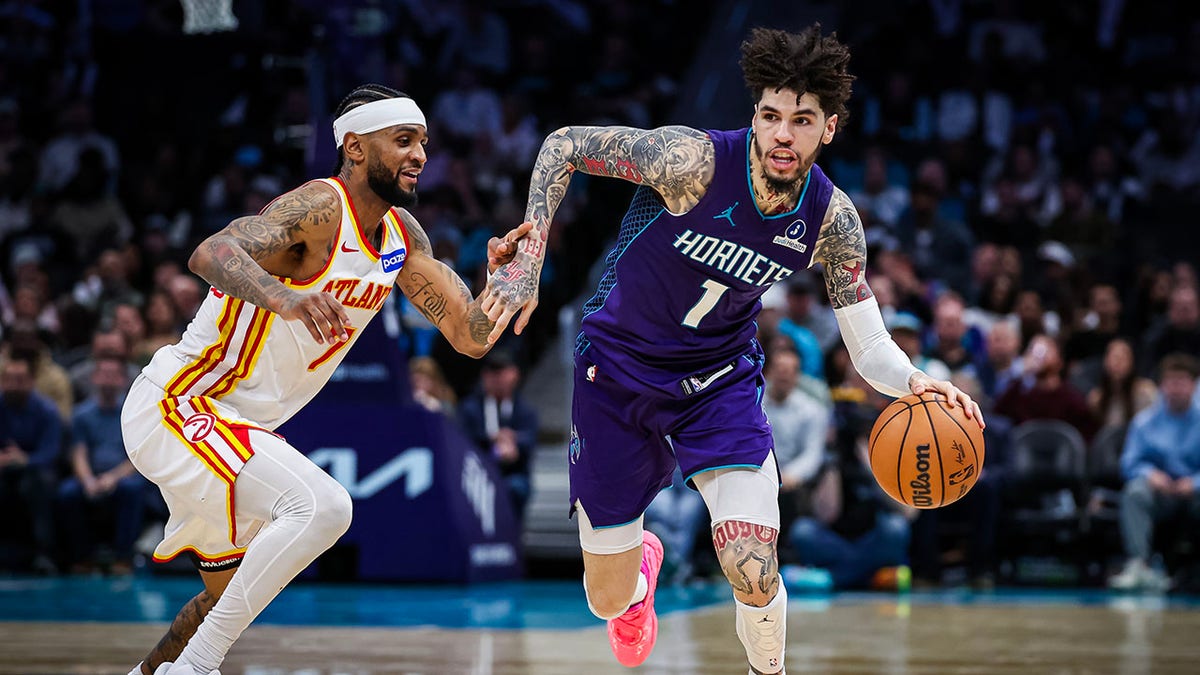 Lamelo regatea el balón