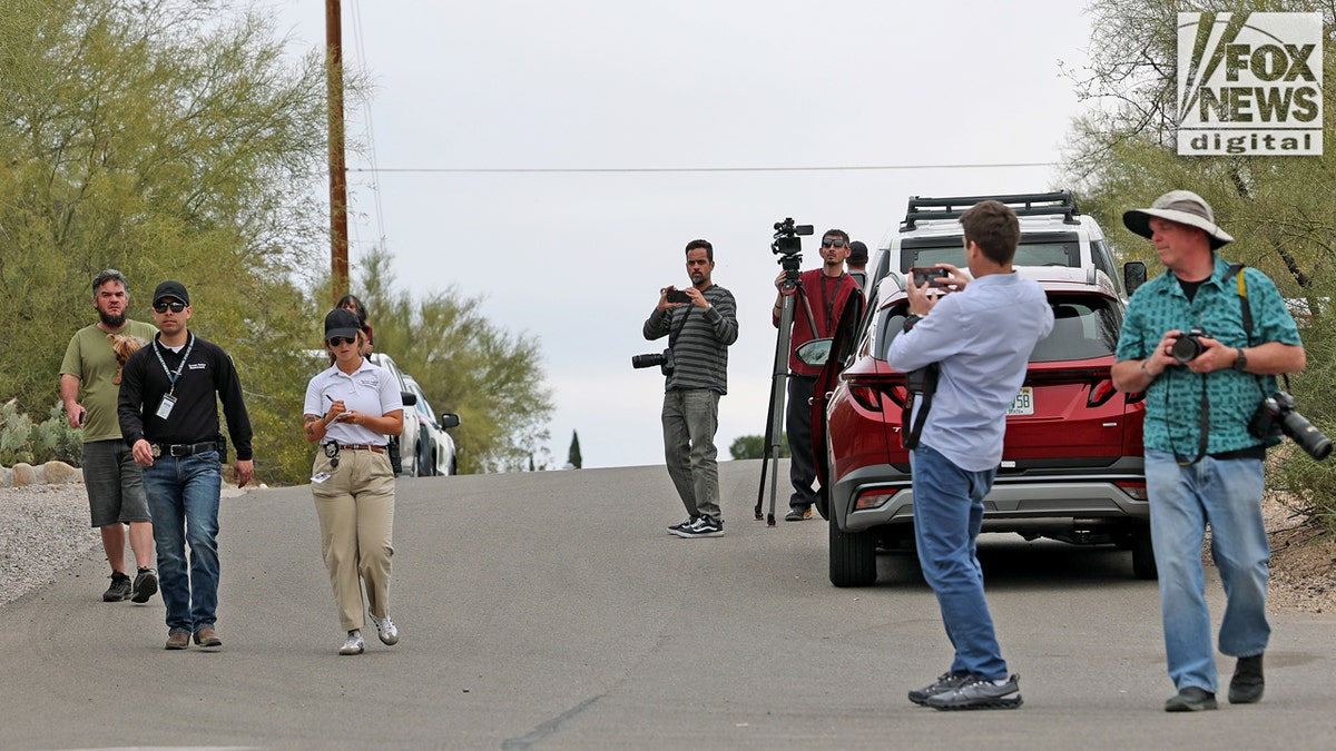 Prasa robi zdjęcia funkcjonariuszom organów ścigania