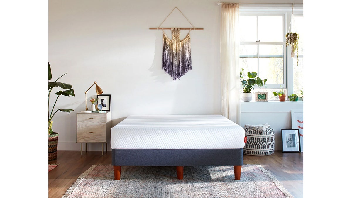Support your body with this medium-firm mattress.