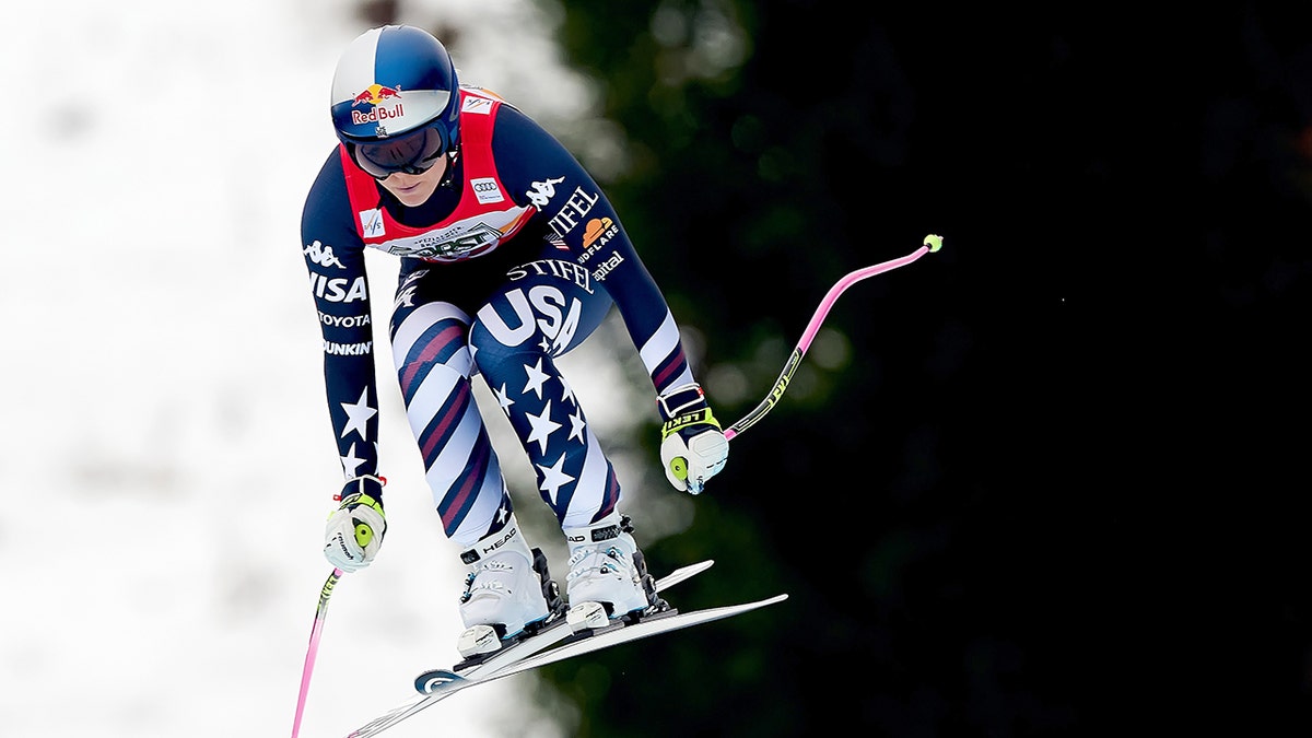 Lindsay Vonn salta durante el Mundial