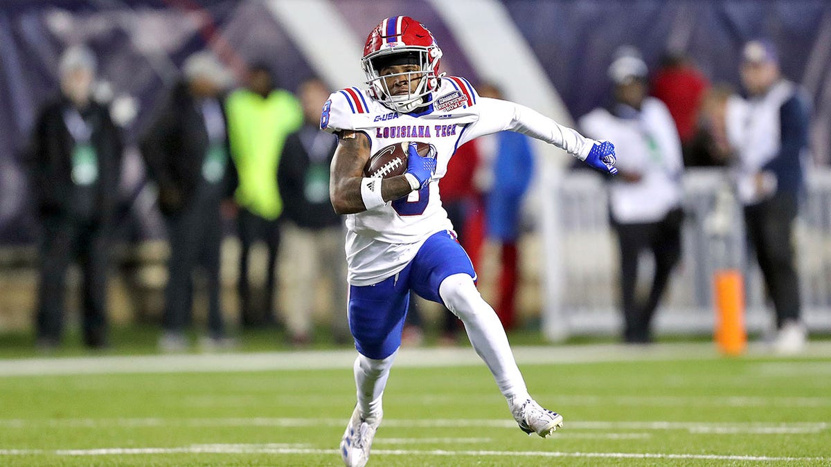 Devonta Lee returns a kick