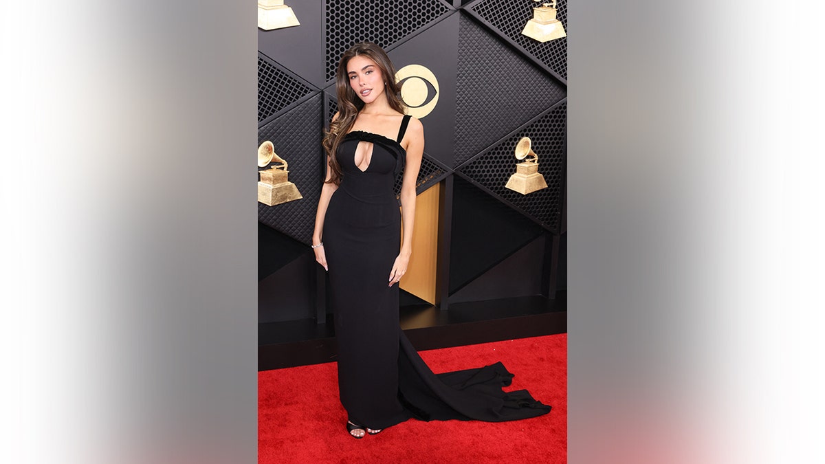 Madison Beer deslumbró con un vestido negro. 