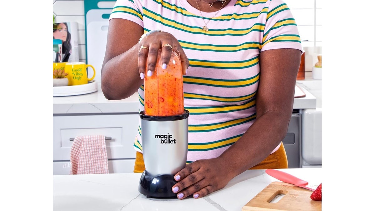 This blender set includes to-go cups.