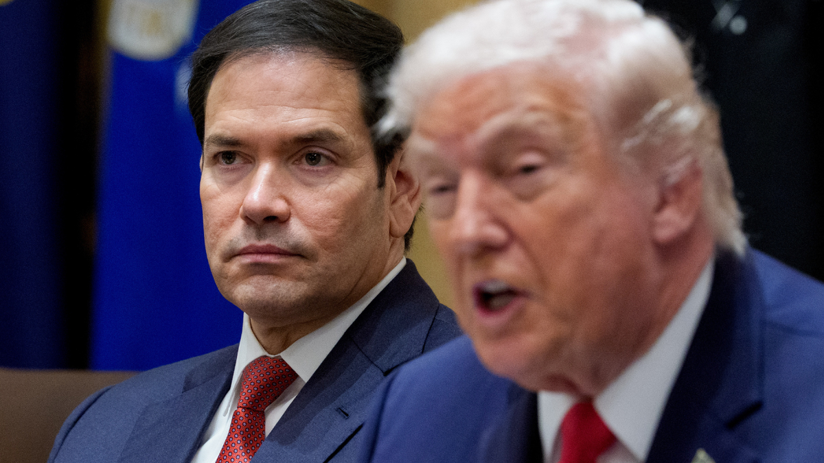 O secretário de Estado dos EUA, Marco Rubio, é visto sentado ao lado do presidente Donald Trump durante uma reunião de gabinete.