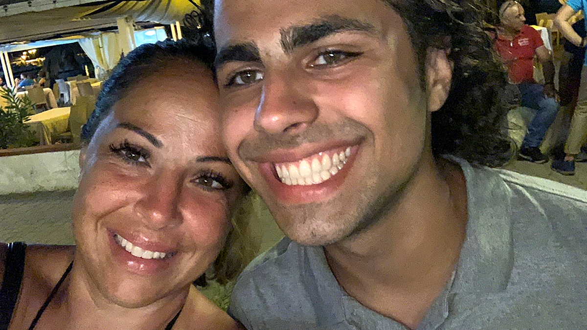 Margherita Marsilla e il figlio Kiano sorridono