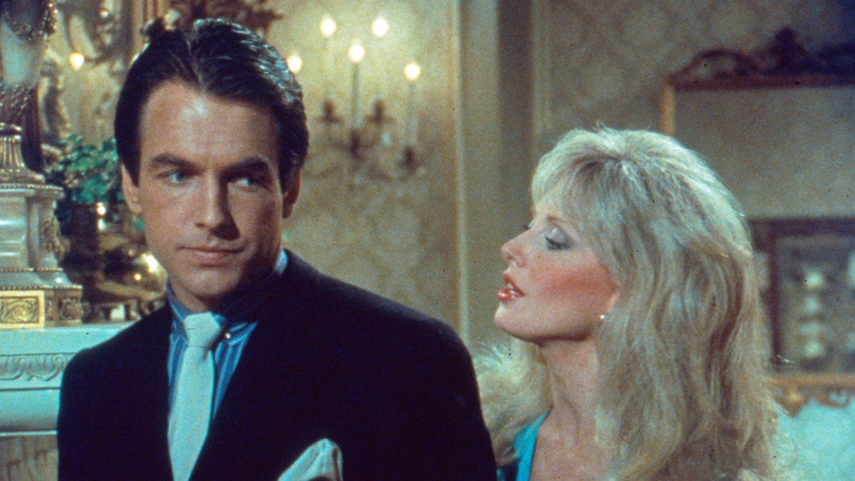 Mark Harmon viene sedotto da Morgan Fairchild "Via dei Fenicotteri."