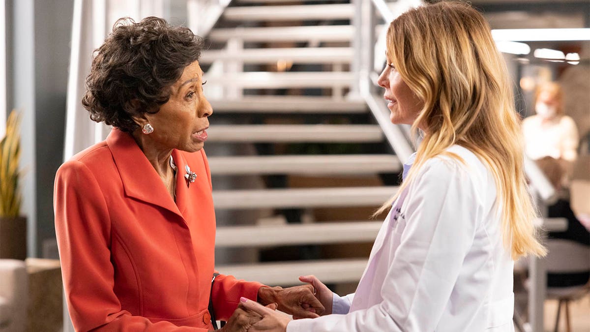 Ellen Pompeo and Marla Gibbs in Grey's Anatomy