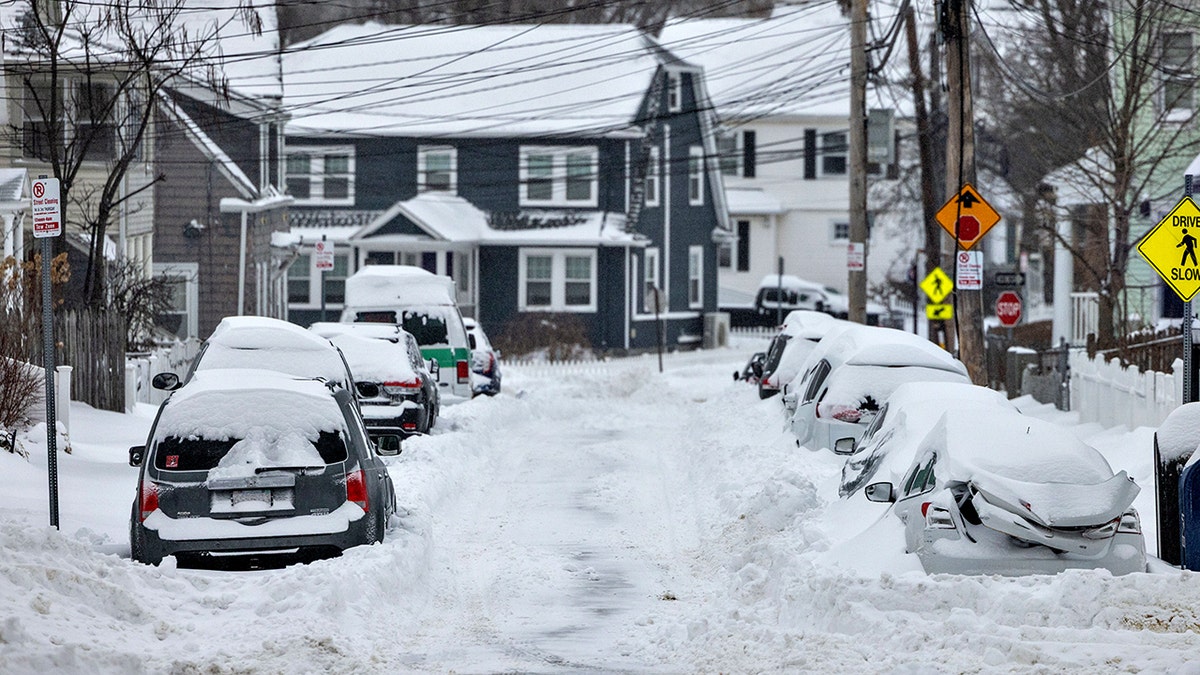 Snow covers cars successful Boston