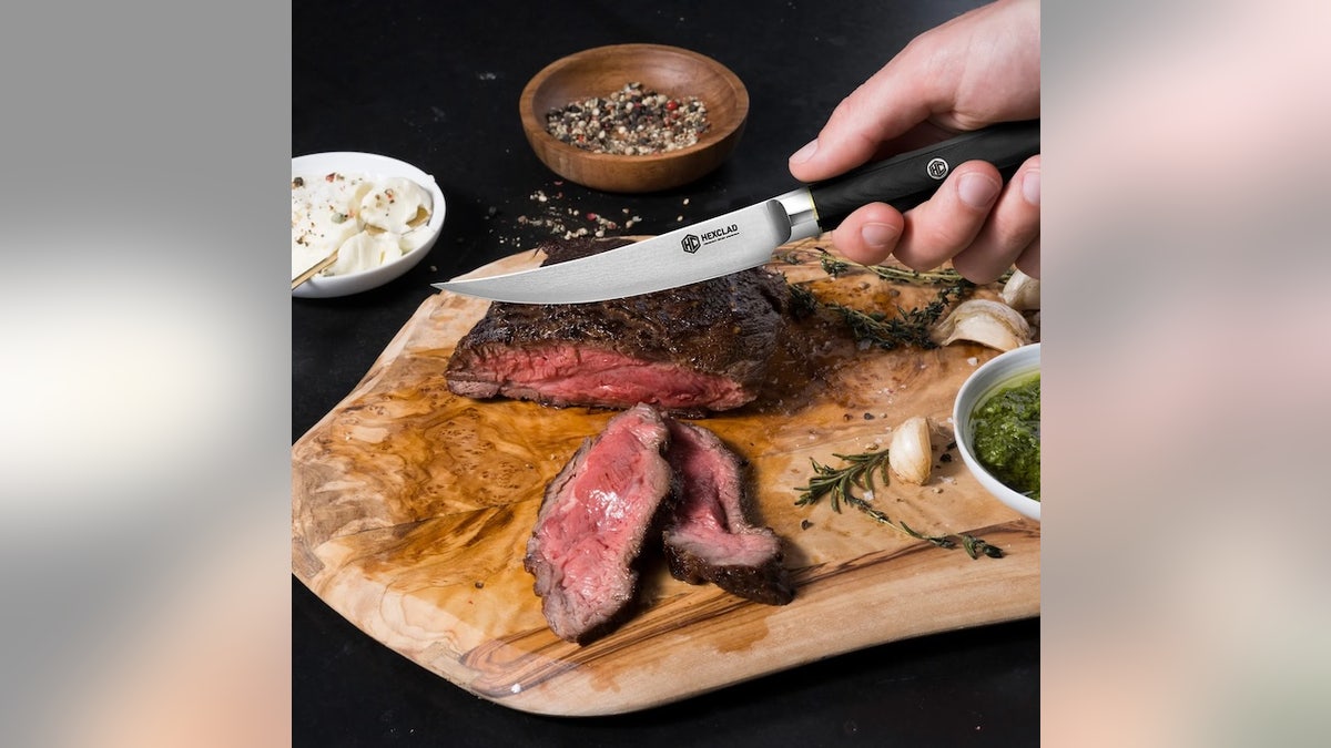 A modern twist on HexClad’s Damascus steel steak knives.