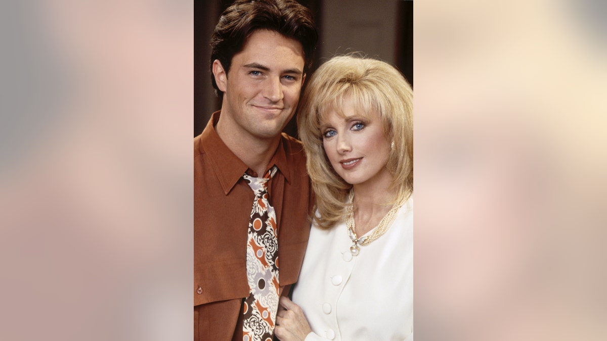 Morgan Fairchild appoggiato a un sorridente Matthew Perry.