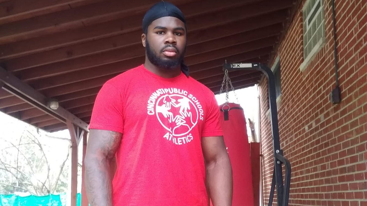 McAdrian Martín camisa roja