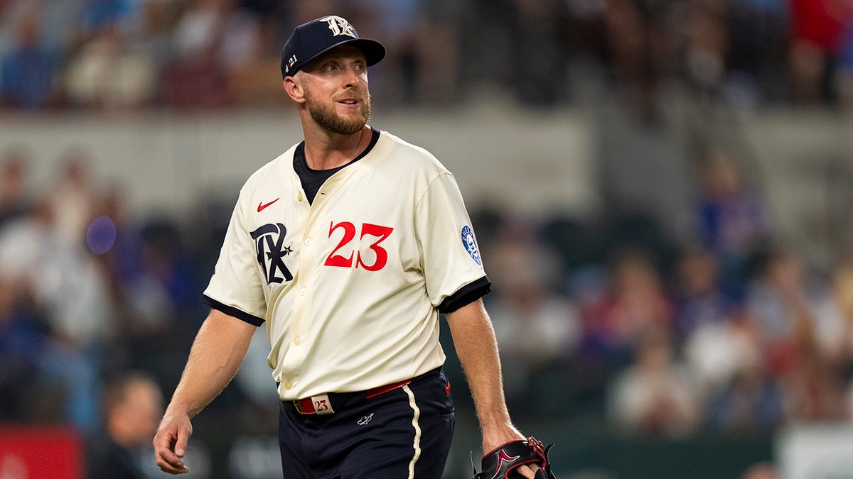 Merrill Kelly osserva