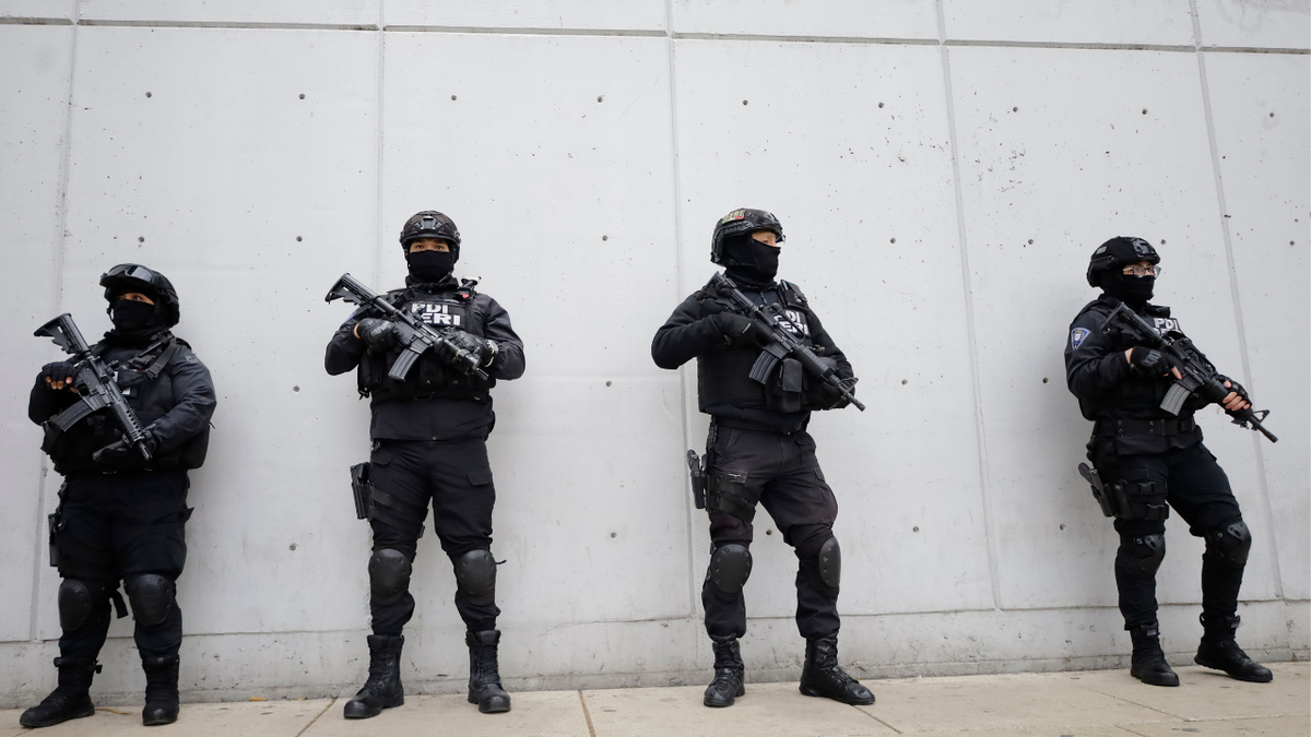 மெக்சிகோ போதைப்பொருள் கடத்தல்காரரின் மரணத்திற்குப் பிறகு மெக்சிகோ சட்ட அமலாக்கம் எச்சரிக்கையாக உள்ளது "எல் மென்சோ."