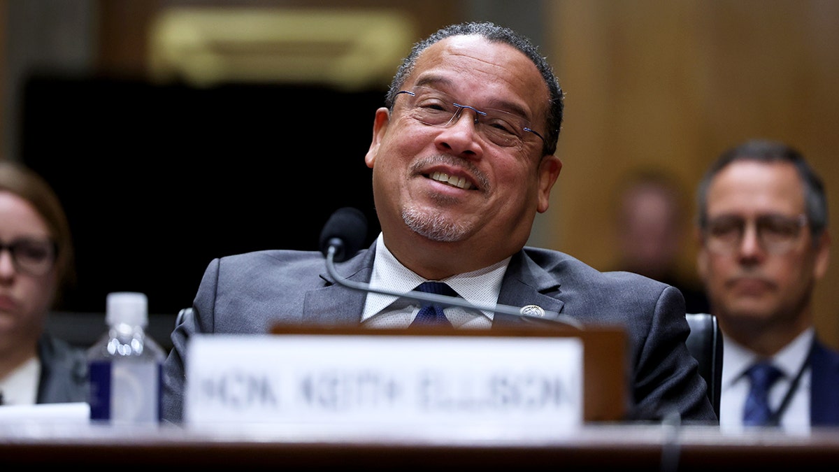 Il procuratore generale del Minnesota Keith Ellison all'udienza al Senato