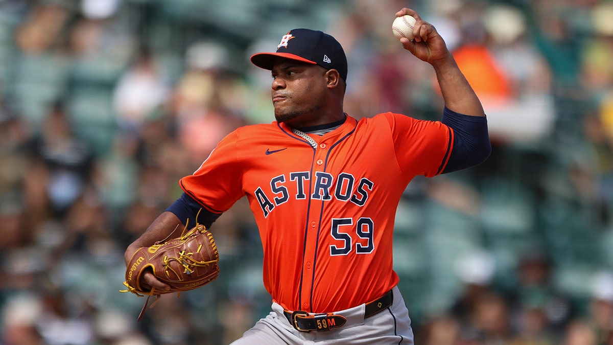 ফ্রেম্বার ভালদেজ একটি পিচ নিক্ষেপ করেন