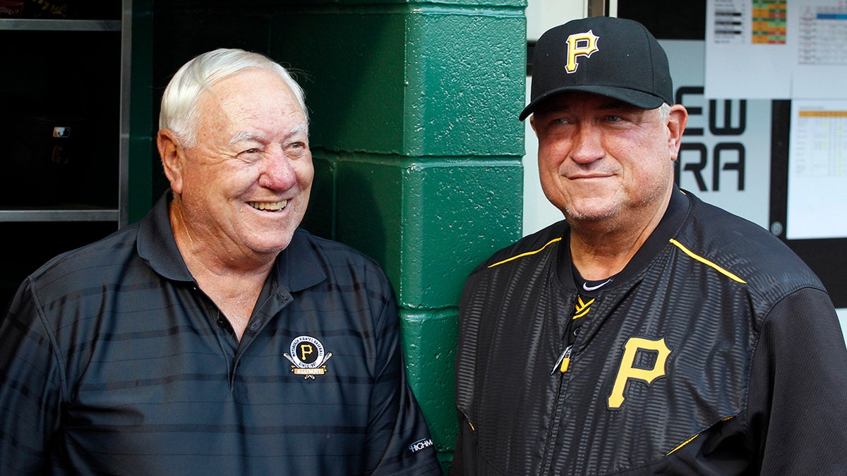 Bill Mazeroski con Clint Hurdle