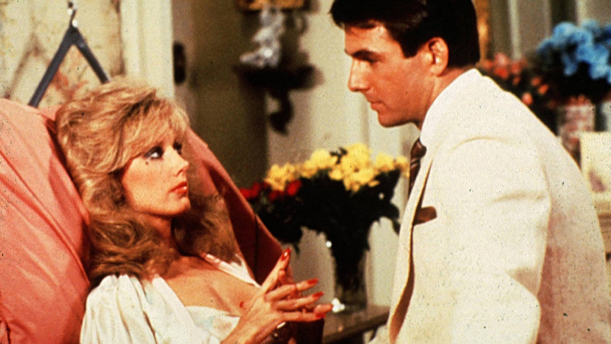 Morgan Fairchild sta girando una scena per "Via dei Fenicotteri."