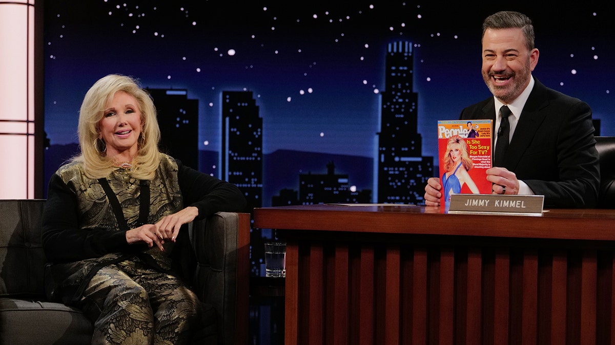 Jimmy Kimmel con in mano la copertina della rivista People di Morgan Fairchild.