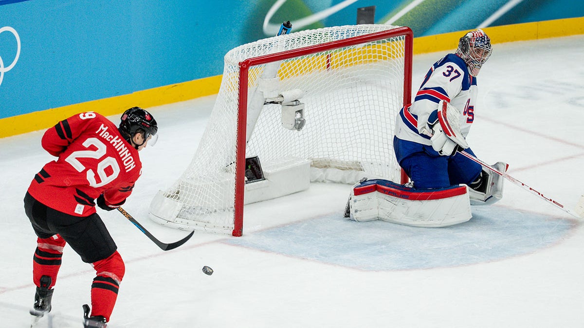 Nathan MacKinnon mist net