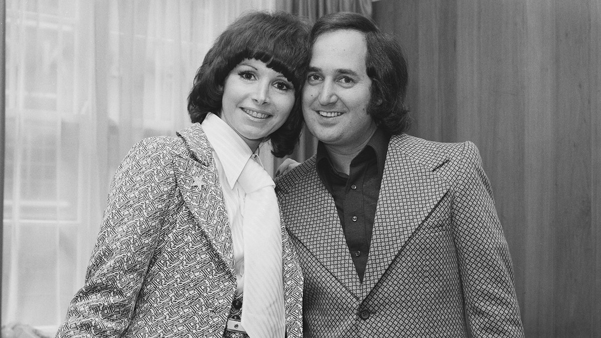 Neil Sedaka and his wife Leba at a press conference in London in May 1972.