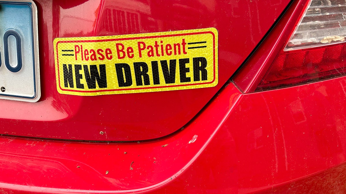 O adesivo do carro diz: 