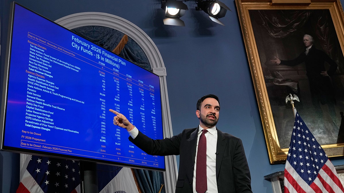 Zohran Mamdani fala sobre o financiamento da cidade de Nova York diante de uma pintura de Alexander Hamilton.