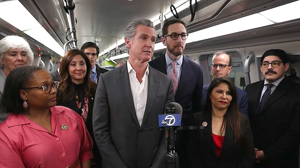 Gavin Newsom durante una conferenza stampa