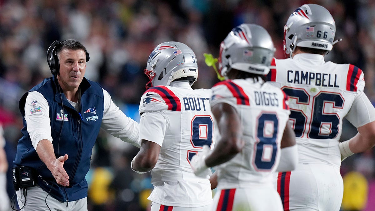 Jogadores do Patriots se reúnem em torno de Mike Vrabel