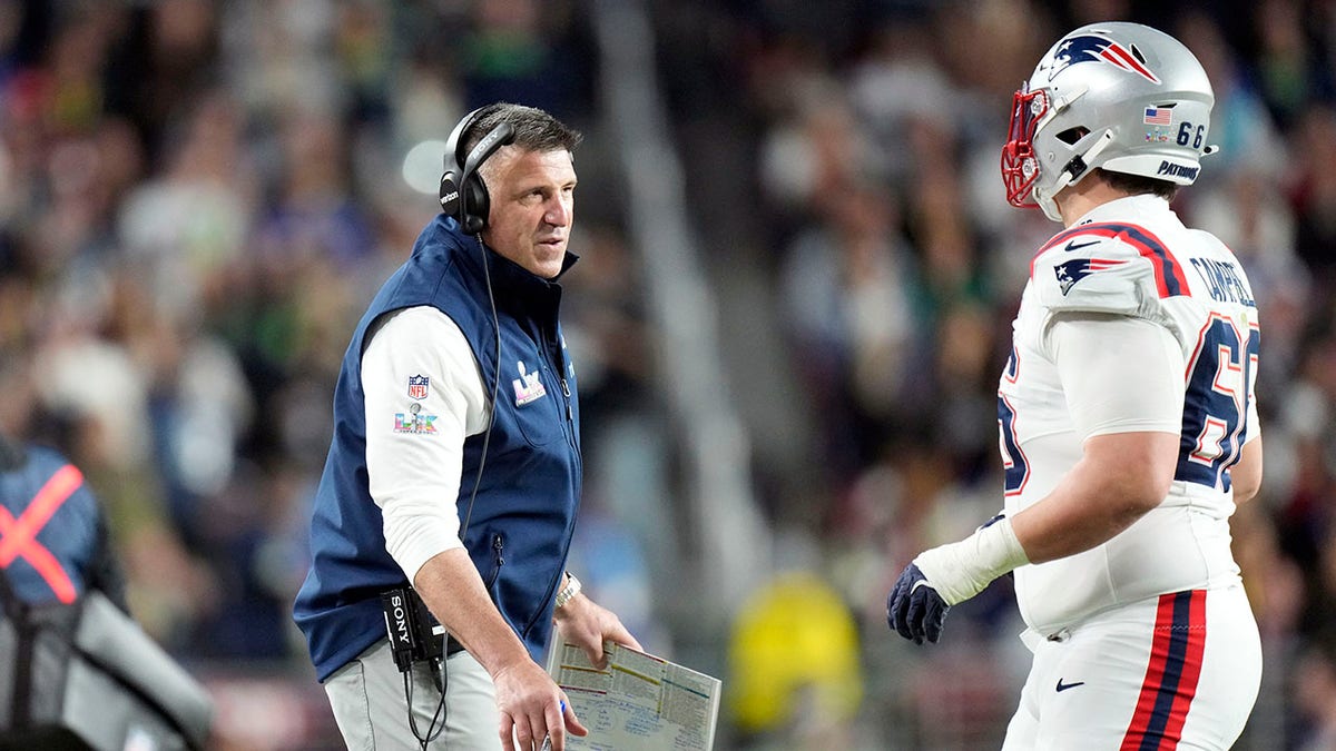 Mike Vrabel conversa com Will Campbell