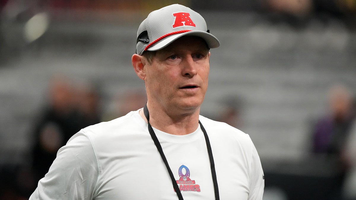 Steve Young coaches his team