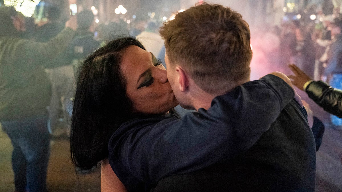 Fans kiss in Seattle