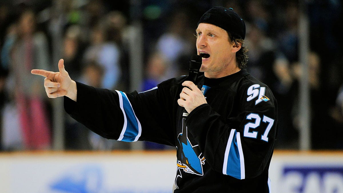 Jeremy Roenick przemawia do publiczności